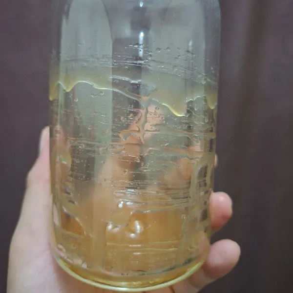 Tuang karamel kedalam gelas, lalu gunakan mixer kopi agar karamel menempel pada gelas