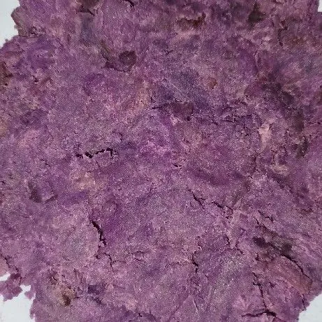 Cuci bersih ubi ungu, lalu kupas kulitnya dan kukus selama 25 menit. Setelah selesai dikukus, hancurkan menggunakan sendok sampai lembut.