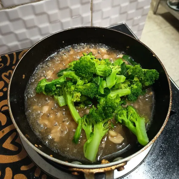 Jika sudah dirasa pas, terakhir masukkan brokoli rebus, aduk rata, segera angkat