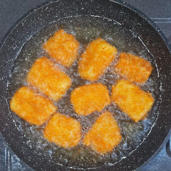 Goreng pisang hingga kuning keemasan