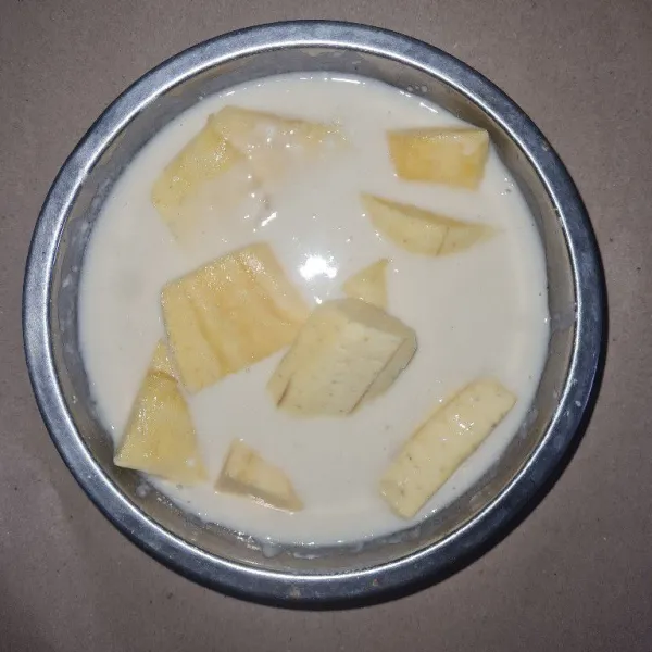 Celupkan pisang yang sudah dipotong kedalam adonan