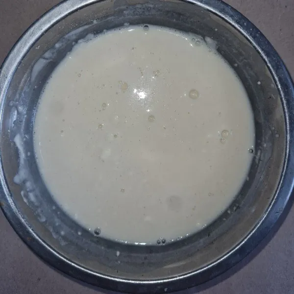 Campurkan tepung terigu, gula, garam, dengan air secukupnya