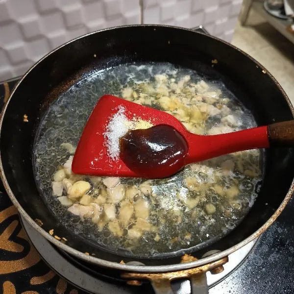 Tambahkan air dan bumbui