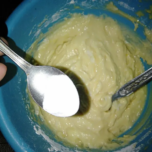 Masukan baking soda, aduk sampai tercampur rata.