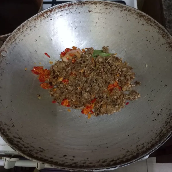 Masukan oncom yang telah dihaluskan aduk rata