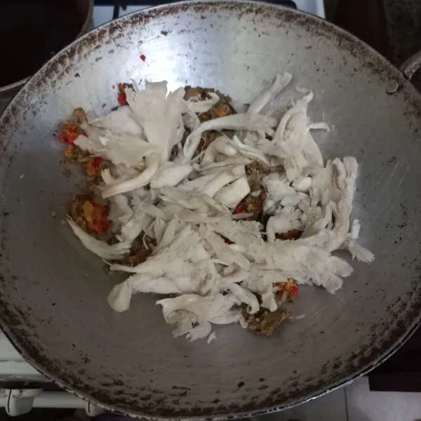 Masukan suwiran jamur pada wajan, beri sedikit air