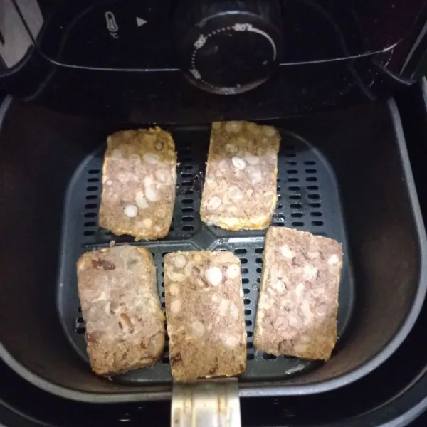 Iris tipis oncom, masukan ke dalam air fryer selama 15 menit, haluskan