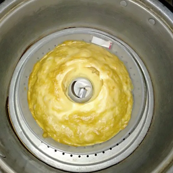 Panaskan kukusan terlebih dahulu, tuang ke dalam cetakan lalu kukus sampai matang selama 15menitan.