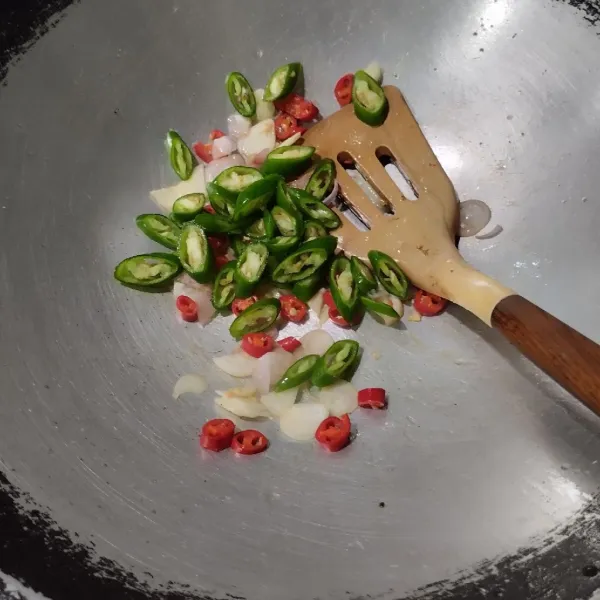 Masukkan cabai hijau, masak hingga layu.