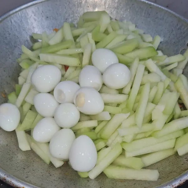 Kalau sudah harum, masukkan labusiam dan telur puyuh yang sudah matang