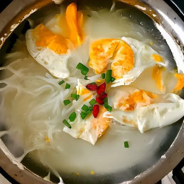 Masukkan 5 gr goji berry, rebus kembali agar kuah sedikit meresap. Taburi 5 gr daun bawang iris dan 3 gr cabai merah iris di atasnya