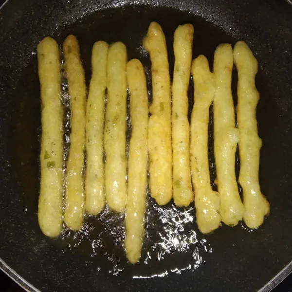 Bentuk stick adonan dan goreng hingga matang dan berubah warna menjadi kecokelatan.