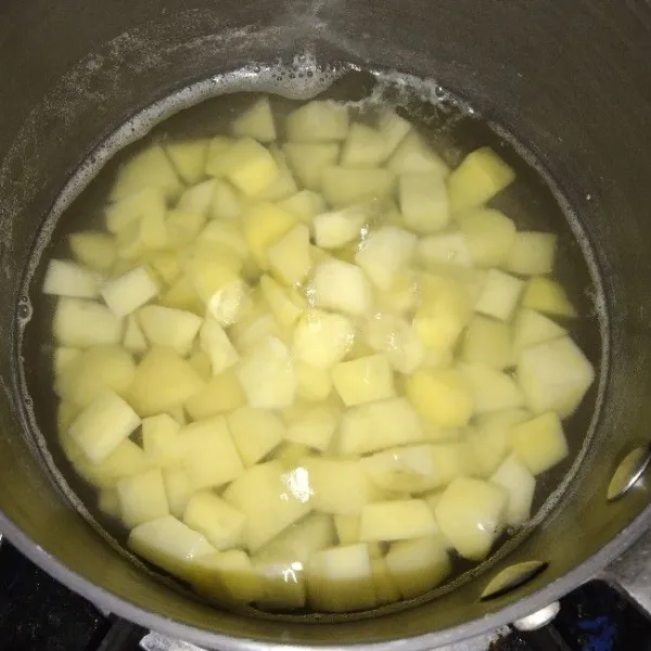 Rebus kentang hingga matang dan lunak.