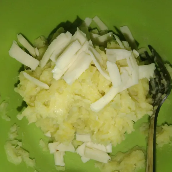 Masukkan keju mozzarella yang sudah diiris kecil-kecil, lalu aduk hingga tercampur rata.