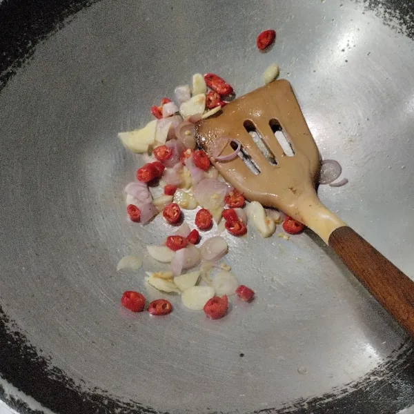 Tumis bumbu iris hingga harum.