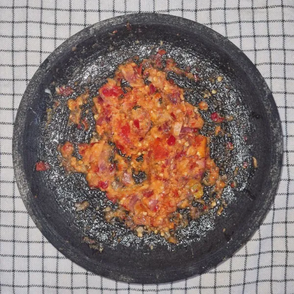 Haluskan cabe, bawang merah, bawang putih, dan kemiri.