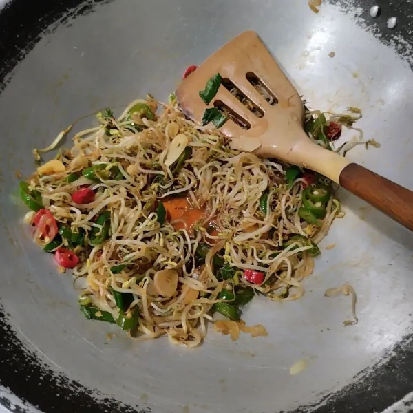 Masukkan daun bawang, aduk kembali lalu tes rasa.