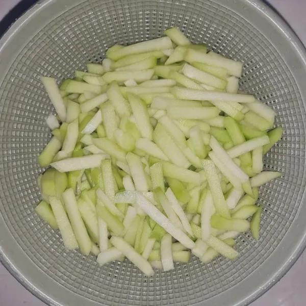 Iris tipis-tipis labusiam, cuci bersih.