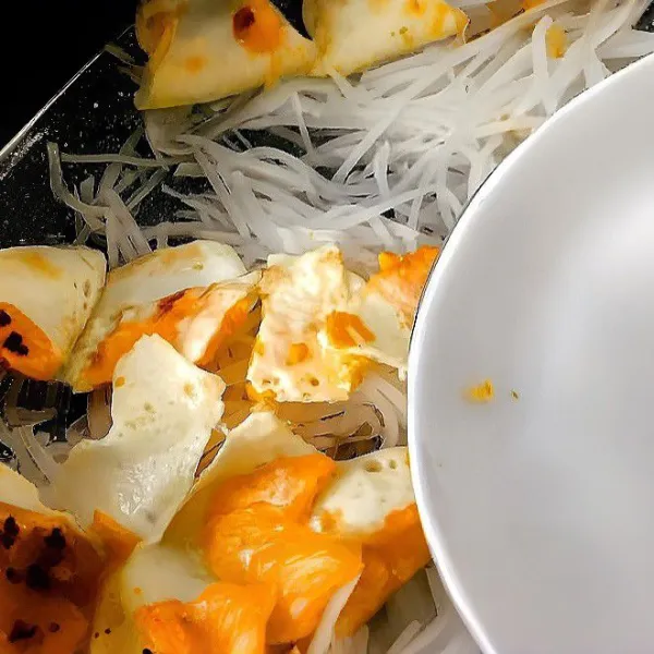 Tambahkan telur goreng yang sudah dipotong, lalu tuang 600 ml air. Didihkan campuran tersebut