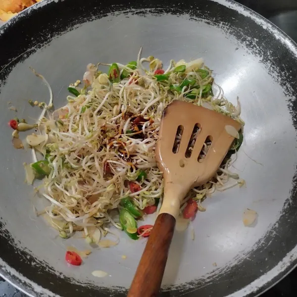 Bumbui dengan garam, kaldu bubuk, saus tiram dan kecap manis. Aduk rata.