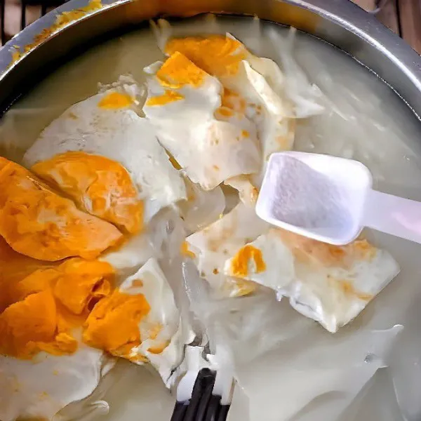 Masukkan 80 gr bihun beras kering ke dalam air mendidih. Rebus selama ±5 menit hingga bihun lunak. Tambahkan 3 gr garam dan 1 gr merica putih bubuk, aduk rata