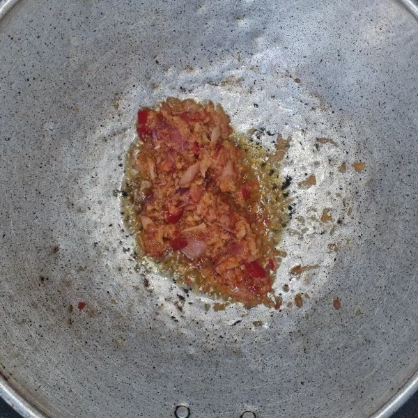 Tumis bumbu halus dengan sedikit minyak.