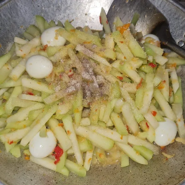 Tambahkan air, gula, garam, kaldu bubuk, dan lada secukupnya. Masak hingga matang.