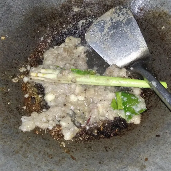 Tumis bawang merah, bawang putih, biji pala, jahe, merica bubuk, kemiri, daun bawang, dan seledri sebagai bumbu halus hingga harum. Tambahkan serai dan daun salam.