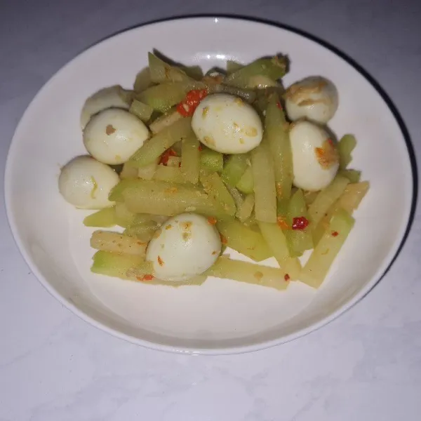 Tumis labusiam telur puyuh siap disajikan.