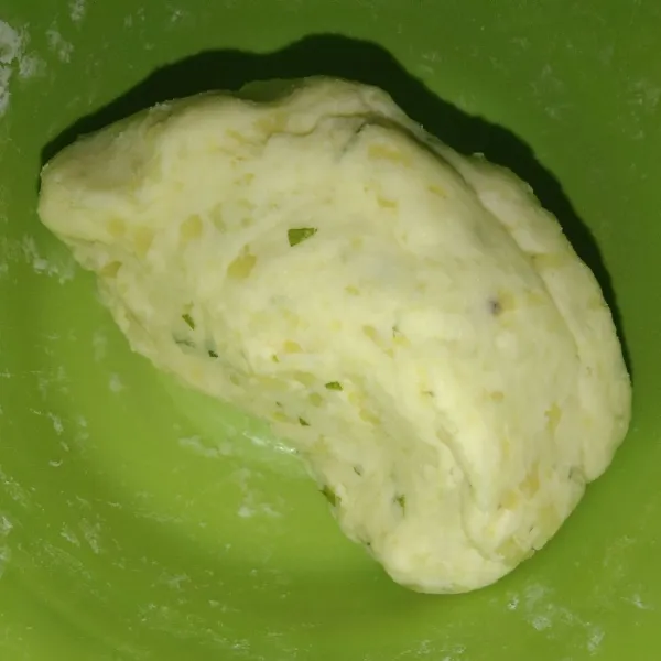 Masukkan seledri, lalu aduk dan masukkan tepung maizena, garam, serta kaldu jamur. Aduk hingga tercampur rata.