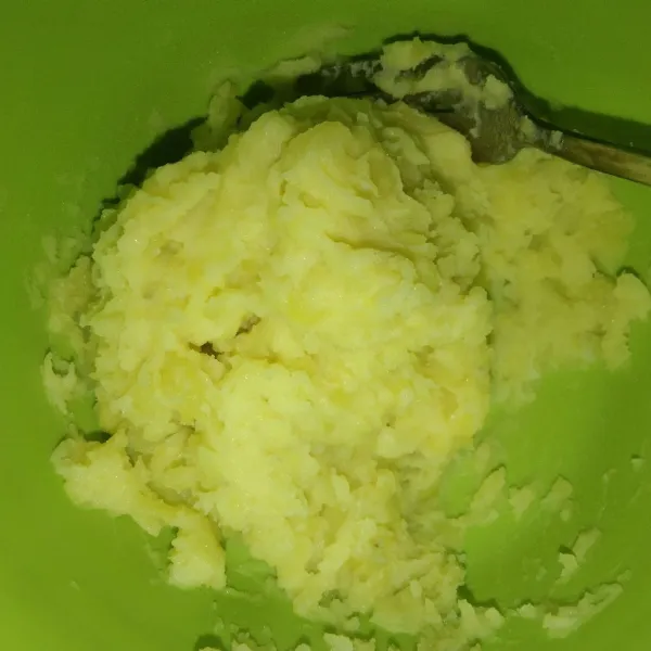 Haluskan kentang menggunakan garpu.