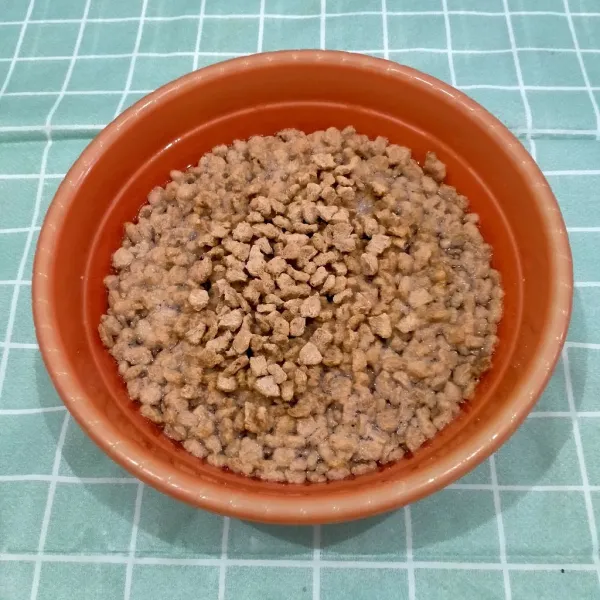 Rendam daging analog dengan secukupnya air matang selama 15 menit