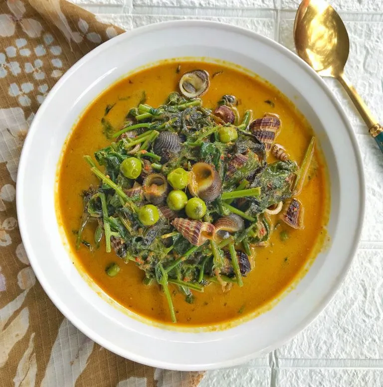 Gulai Tutut Daun Pakis dan Cempokak