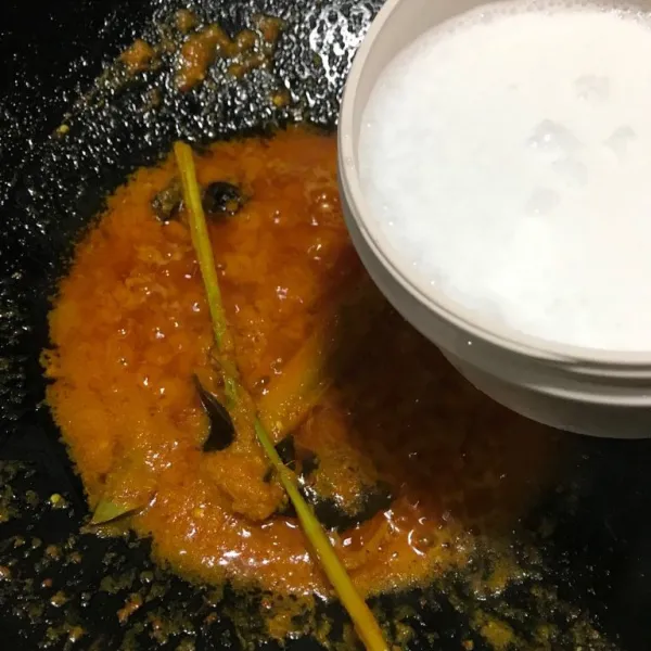 setelah bumbu matang masukkan santan sambil di aduk-aduk