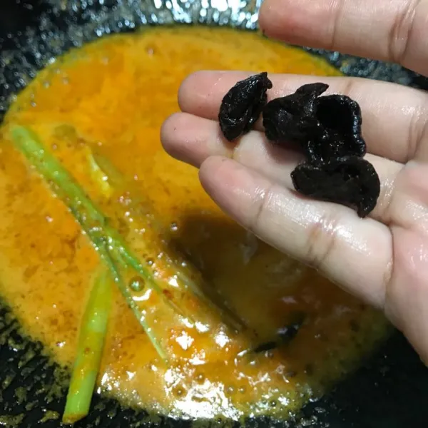 tumis bumbu sampai matang, masukkan asam keping, garam, penyedap rasa