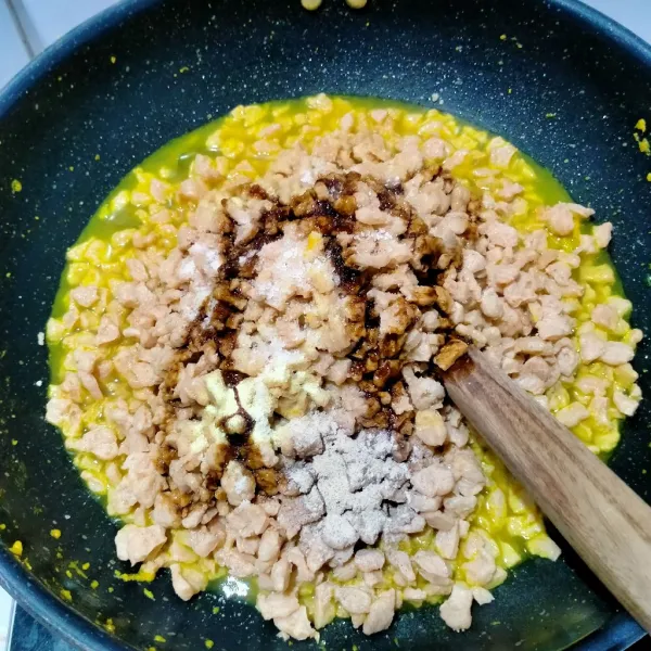 Masukan daging analog.Tambahkan secukupnya air,kecap manis,garam,kaldu jamur,lada bubuk dan gula pasir,aduk rata.Masak hingga bumbu meresap dan air sedikit menyusut. Jangan lupa test rasa. Angkat dan sajikan diatas mie favorit kalian