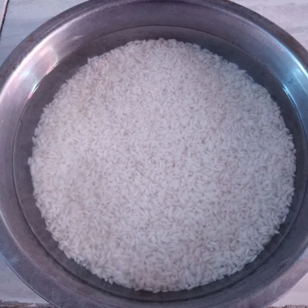 Cuci bersih beras ketan, lalu rendam selama kurang lebih 2 jam.