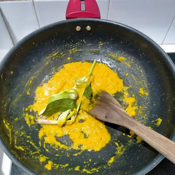 Tumis bumbu yang telah dihaluskan hingga kadar airnya habis.Tambahkan minyak goreng, serai, daun salam, daun jeruk dan tumis kembali hingga bumbu harum dan matang