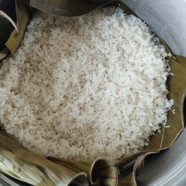 Kukus beras ketan selama 20 menit.