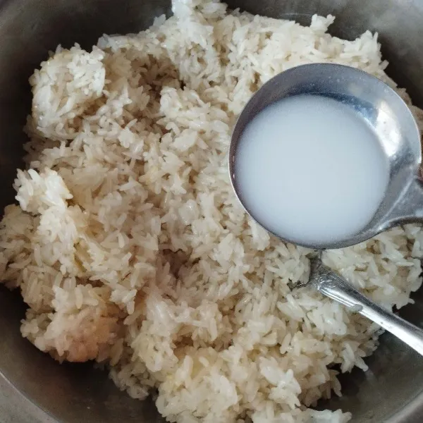 Campurkan beras ketan dengan santan yang sudah direbus, lalu aduk rata hingga santan meresap.