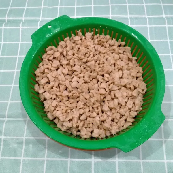 Setelah direndam, cuci bersih daging analog, peras dan tiriskan