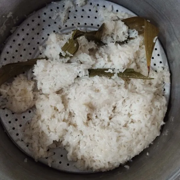 Kukus kembali ketan selama 20 menit, lalu angkat dan sajikan dengan bubuk kedelai. Kukus kembali  ketan selama 20 menit, lalu angkat dan sajikan dengan bubuk kedelai.