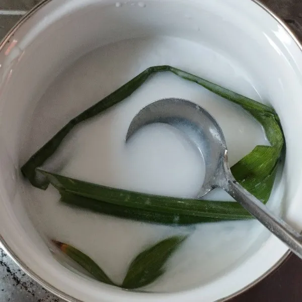 Masak santan kental dengan daun pandan dan garam.