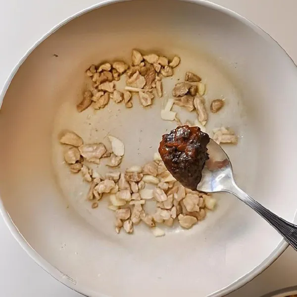 Tambahkan 1 sdm saus kacang fermentasi, 1/2 sdm saus tiram, 1/2 sdm kecap asin, dan 1/2 sdm kecap manis. Aduk dan tumis hingga bumbu mengeluarkan minyak merah dan harum