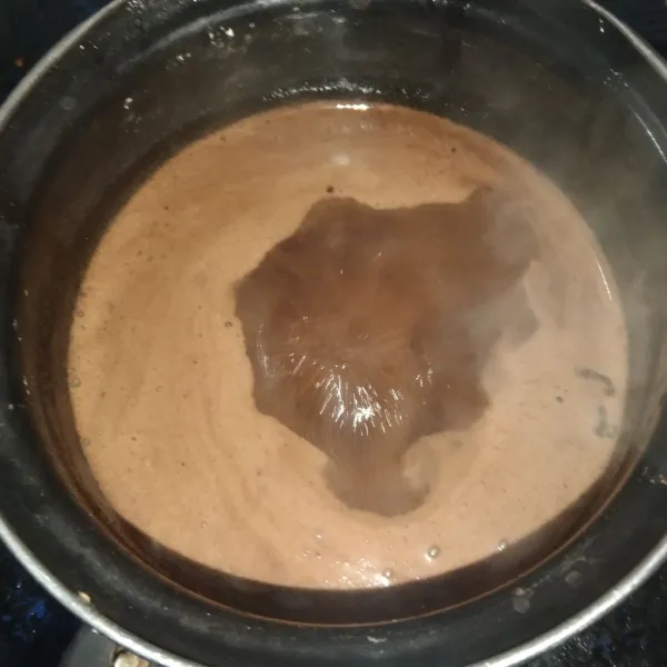 Masukkan bubuk agar-agar dan tuangkan air, lalu aduk hingga mendidih.