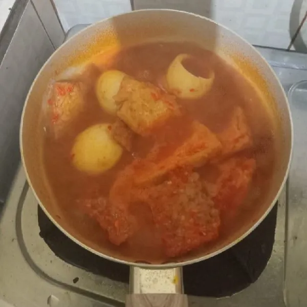 Masukkan tahu, tempe, dan telur, lalu bumbui dengan garam, gula pasir, penyedap rasa, dan kecap manis.