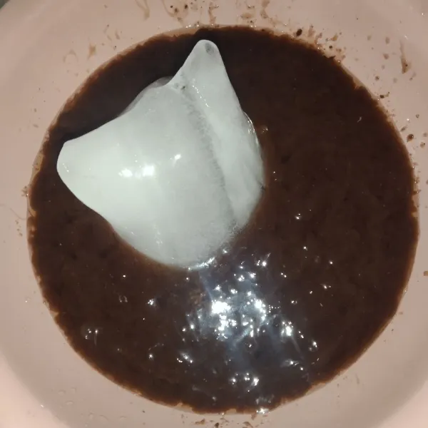 Masukkan es batu, lalu tuangkan air jelly secara perlahan sambil diaduk ke dalam wadah.