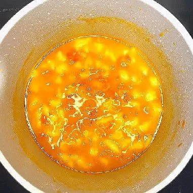 Tuangkan kuning telur kocok sambil diaduk perlahan, masak selama 1 menit