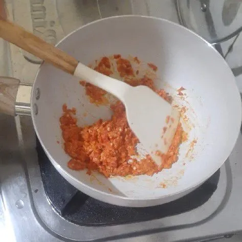Tumis bumbu halus hingga harum, lalu tuangkan air dan tunggu hingga mendidih.