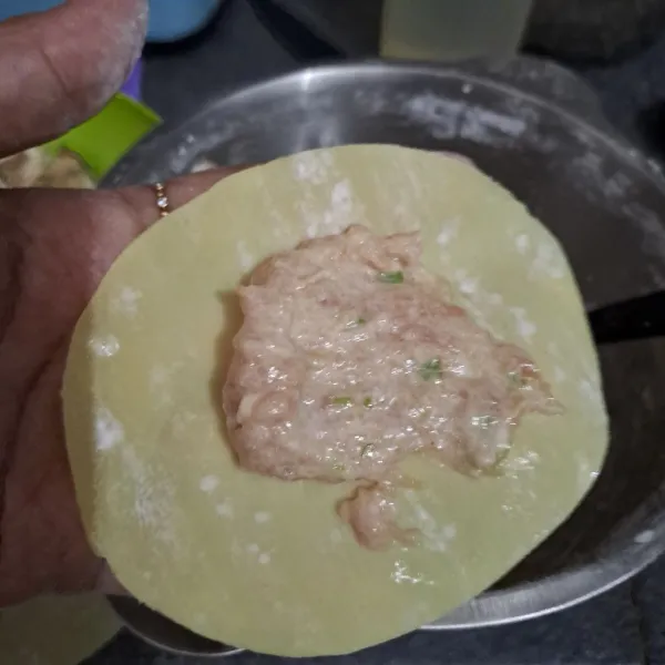 ambil 1 lembar kulit pangsit, lalu isi